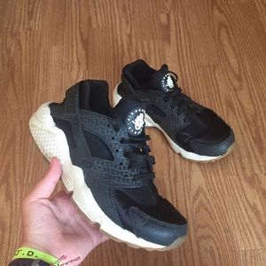 ‼️BARLEY USED NIKE AIR HURACHES‼️